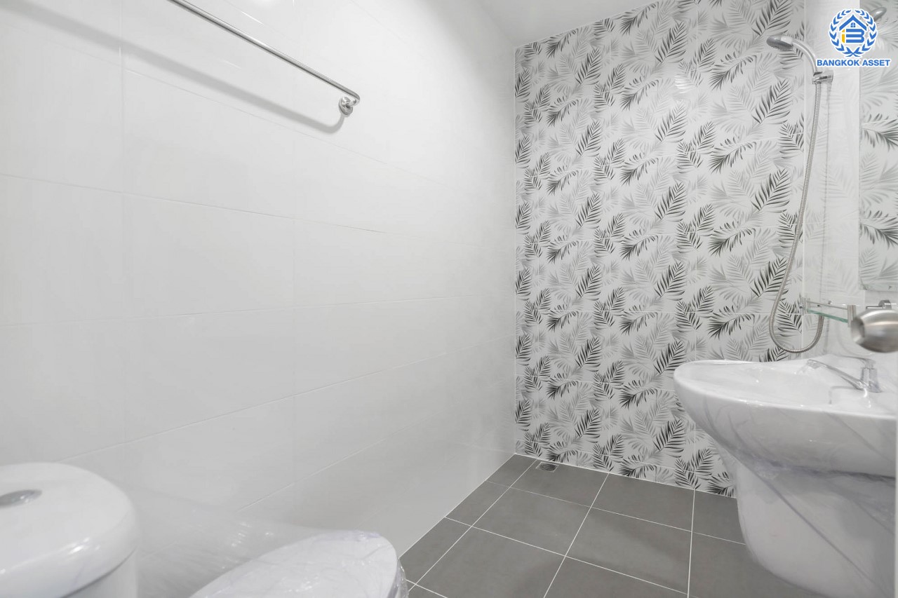 บ้านมือสองตกแต่งใหม่ หน้าโครงการติดรถไฟฟ้า "สถานีไทรม้า"!! ม.ซื่อตรง พระนั่งเกล้า-ท่าอิฐ ทาวน์เฮ้าส์หลังใหญ่ เนื้อที่ 26 ตร.ว. ฟังก์ชัน 3 ห้องนอน 2 ห้องน้ำ 1 ที่จอดรถ ทำเลใกล้ เซ็นทรัลรัตนาธิเบศร์ และทางด่วน "งามวงศ์วาน"